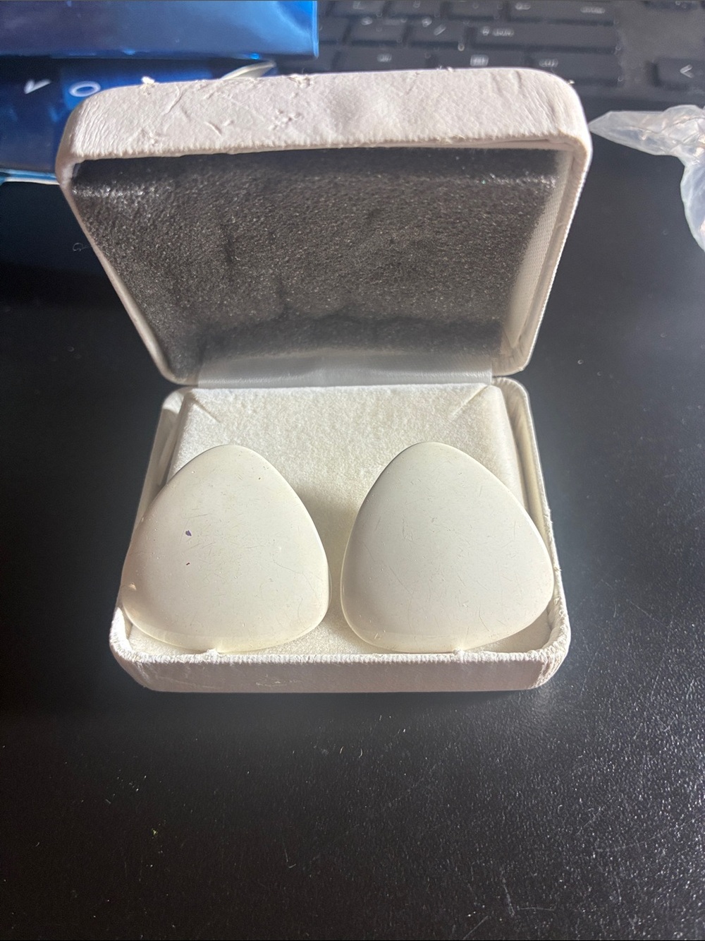 Vtg white tear drop earrings